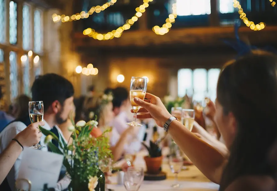 Invitados celebrando y capturando momentos en una fiesta